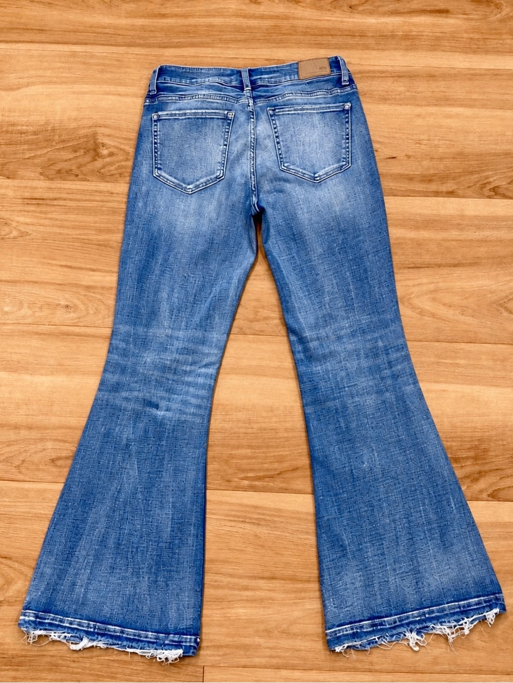 BKE Payton Mid Rise Flare Distressed Stretch Jeans Size 27x29.5 Women’s EUC - Picture 2 of 10